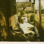 Polaroidfoto von mir am Gartenhaus in Fargemiel