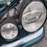Scheinwerfer nach Lackierung mit durchgeschnittener Dichtung und wackelnd